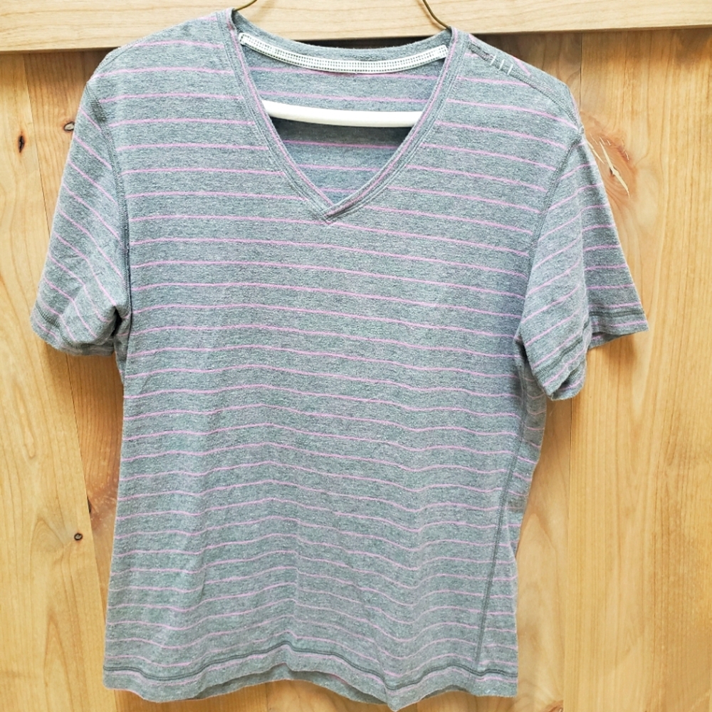 Lululemon Mens v-neck T-shirt size Medium